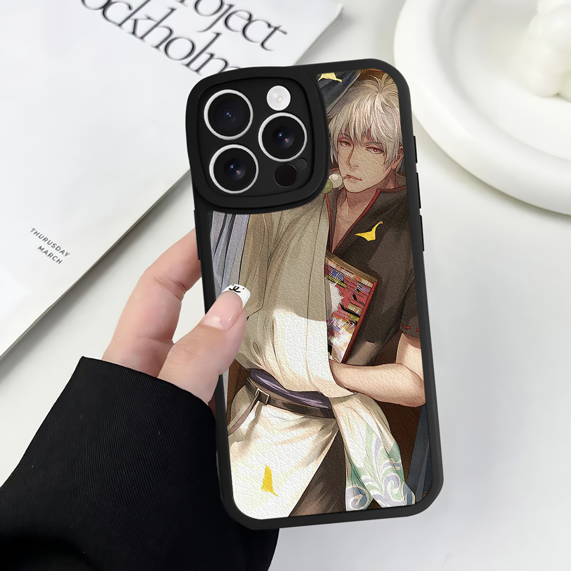 （画像用） ぎんたま 坂田銀時（さかたぎんとき） 神楽 志村新八（しむら しんぱち） GINTAMA Sakata Gintoki Kagura Shimura Shinpachi 【iPhone 16シリーズ対応】シリコンスマホケース（レザー調） 材質：シリコン